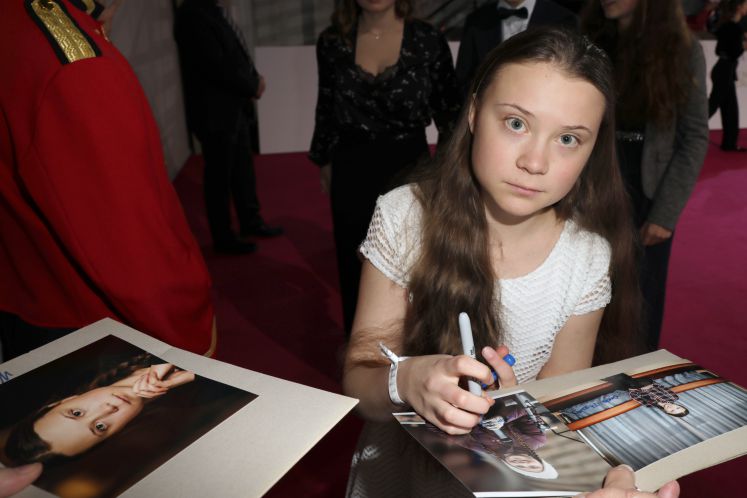 Greta Thunberg gibt Autogramme  „Der goldenen Kamera“ 