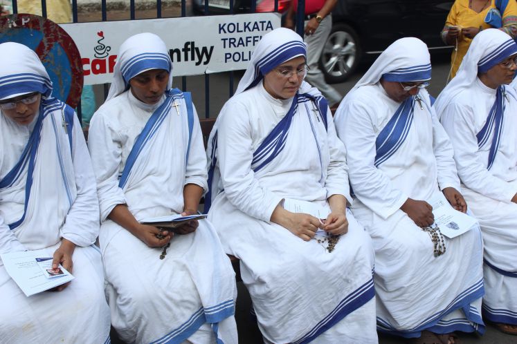 Katholische Nonnen beten für die Opfer der Terroranschläge von Sri Lanka 