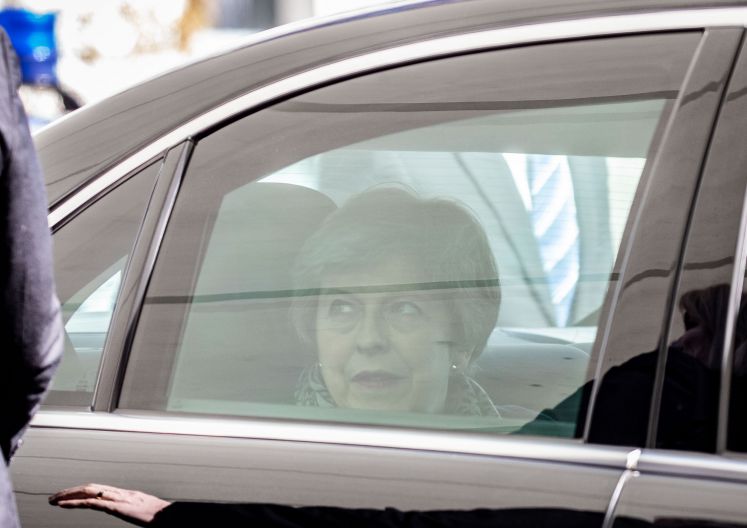 Theresa May im Auto