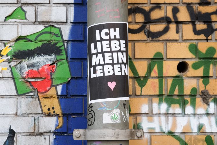  "Ich liebe mein Leben" und ein Herz sind an einer mit Graffiti beschmierten Wand zu sehen.