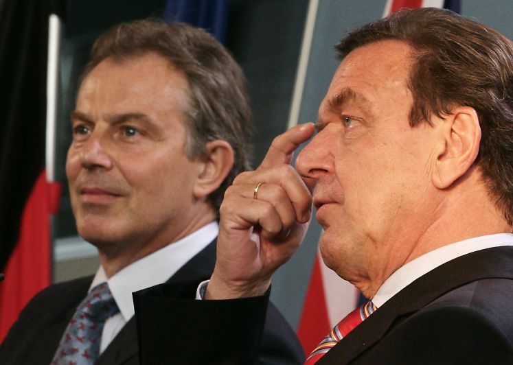 Bundeskanzler Gerhard Schröder (r) und der britische Premierminister Tony Blair geben am Montag (13.06.2005) in Berlin im Kanzleramt eine Pressekonferenz. Die beiden Staatsmänner trafen sich, um über die Chancen einer Einigung im EU-Haushaltsstreit zu reden.
