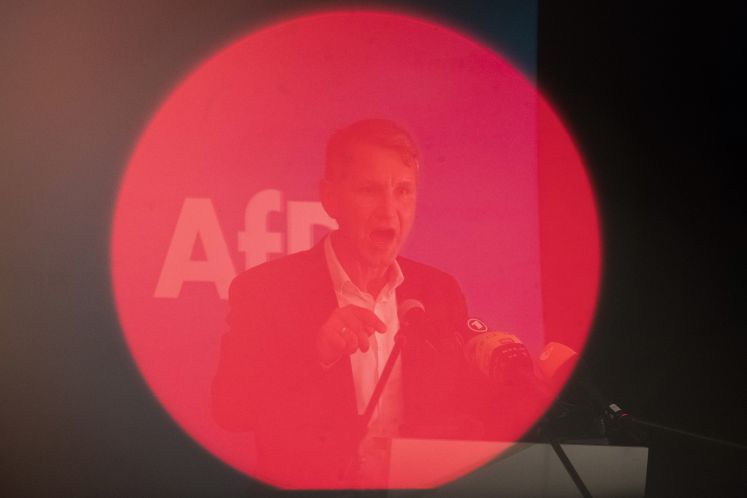  Björn Höcke, Vorsitzender der AfD in Thüringen, spricht zum Wahlkampfauftakt seiner Partei vor der Landtagswahl in Sachsen hinter dem roten Aufnahmelicht einer TV-Kamera.