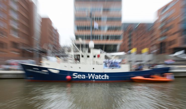 Ein "Sea Watch"-Rettungsboot im Hafen von Hamburg