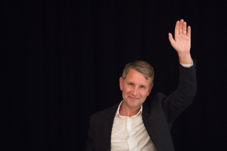 Björn Höcke, Vorsitzender der AfD in Thüringen, winkt nach seiner Rede zum Wahlkampfauftakt seiner Partei vor der Landtagswahl in Sachsen