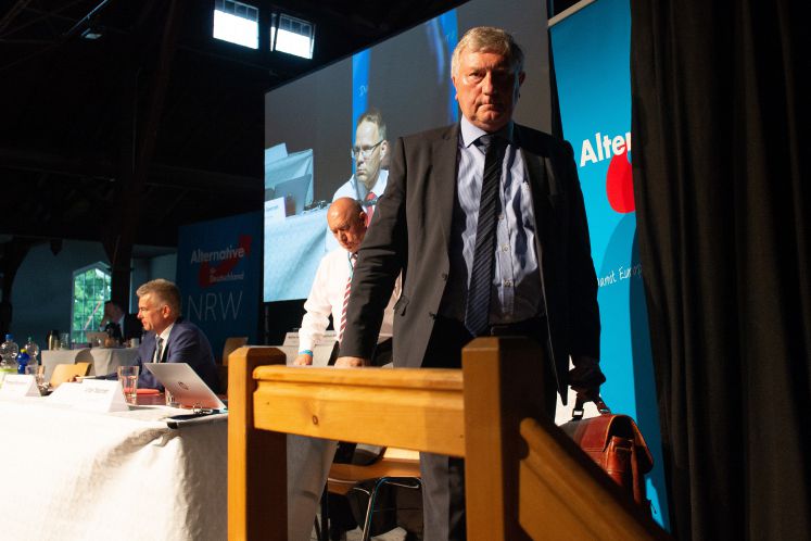 Helmut Seifen (r), bisheriger Landesvorsitzender der NRW-AfD, verlässt nach seinem Rücktritt das Podium beim Landesparteitag der nordrhein-westfälischen AfD