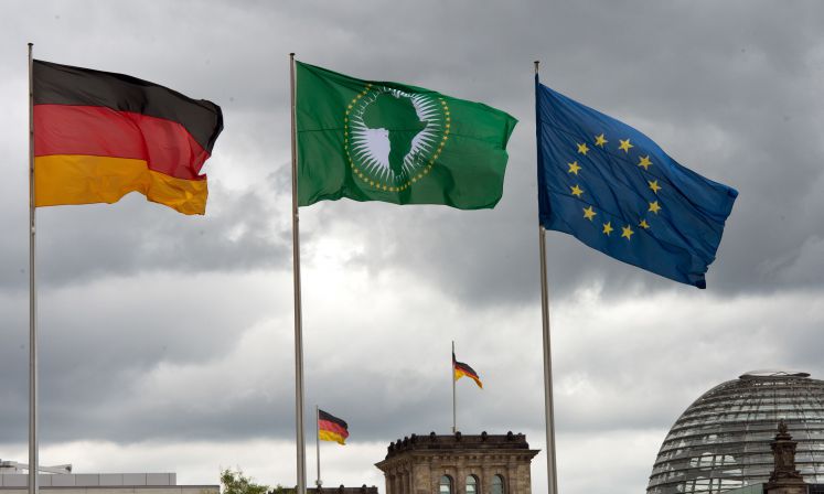 Die Flaggen der Bundesrepublik Deutschland (l), der Afrikanischen Union und der Europäischen Union (r) wehen am 11.07.2013 während des Empfangs der Vorsitzenden der Afrikanischen Union (AU), Nkosazana Dlamini-Zuma durch die Bundeskanzlerin über der Kuppel des Reichstages