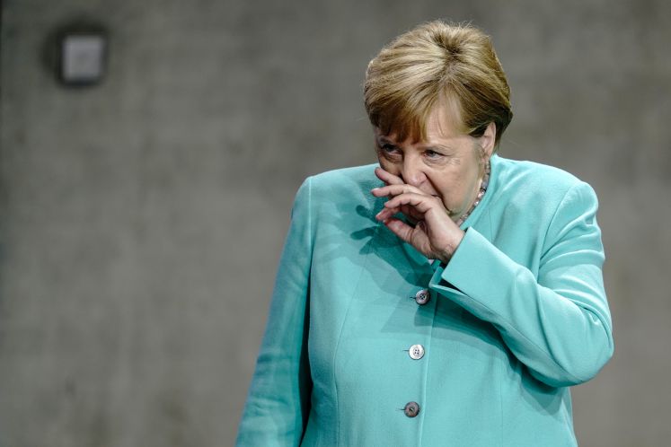Bundeskanzlerin Angela Merkel (CDU) reibt sich die Nase bei einer Sondersitzung des Bundestags im Paul-Löbe-Haus. 
