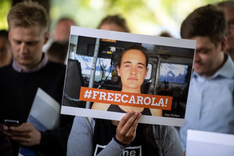 Eine Demonstrantin hält ein Bild von der Sea-Watch-Kapitänin Carola Rackete mit der Aufschrift "#FREECAROLA!" in der Hand.