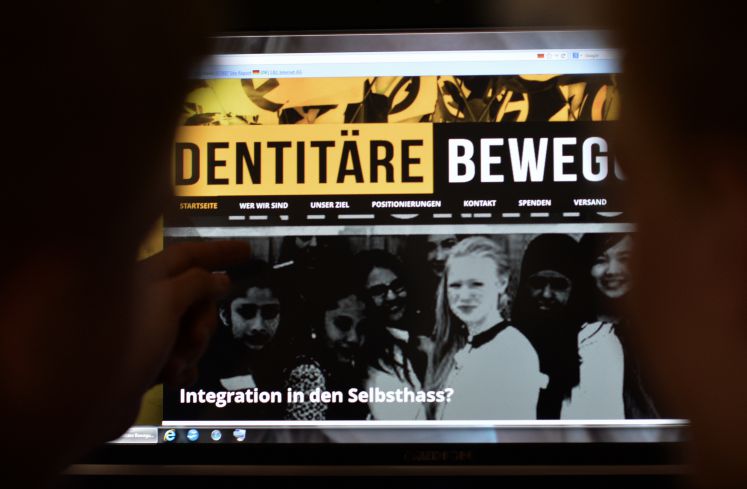 Jugendliche betrachten am 09.07.2013 in Berlin eine im rechten Bereich agierende Webseite. 