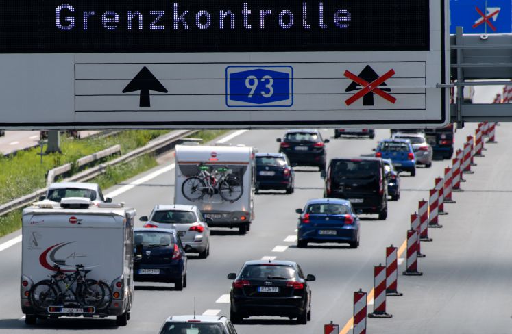 Dichter Verkehr schiebt sich kurz vor der Auffahrt zur A93 in Fahrtrichtung Österreich am Autobahndreieck Inntal über die A8
