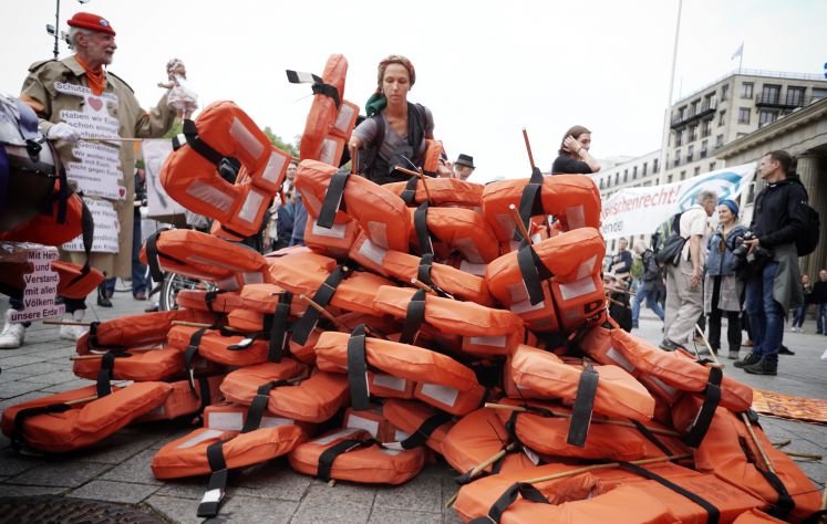 Teilnehmer demonstrieren vor dem Brandenburger Tor mit Rettungswesten für die Rettung von Geflüchteten auf dem Mittelmeer. Unter dem Motto „Seebrücke schafft sichere Häfen“ demonstrierten dort mehrere Hundert Menschen