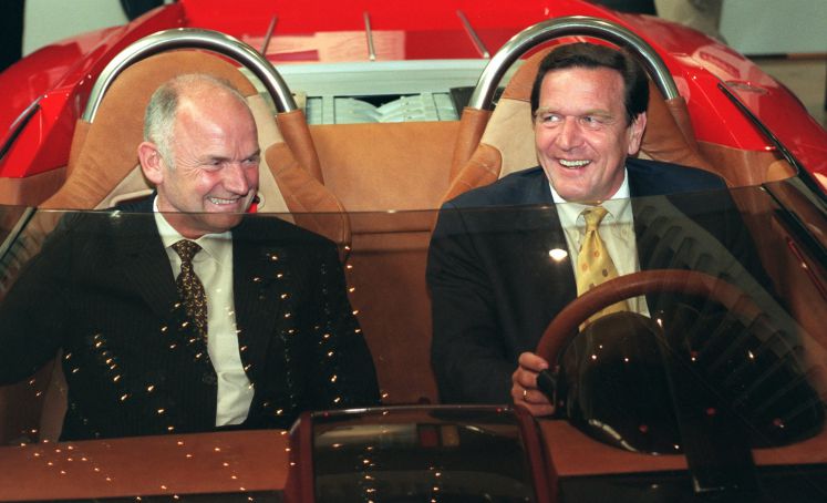 Der niedersächsische Ministerpräsident und SPD-Kanzlerkandidat Gerhard Schröder sitzt am 24.6.1998 gemeinsam mit dem Vorstandsvorsitzenden der Volkswagen AG, Ferdinand Piech (l), in einem Prototyp des W 12-Roadsters von VW