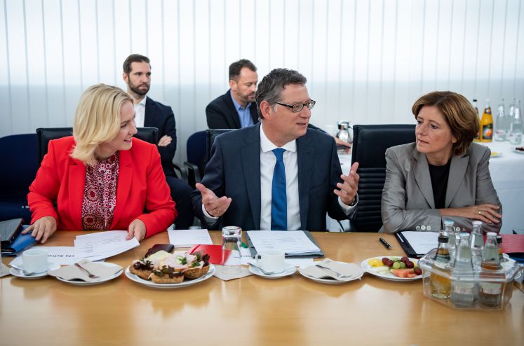 Die drei kommissarischen Vorsitzenden der SPD, Manuela Schwesig (l-r), Ministerpräsidentin von Mecklenburg-Vorpommern, Thorsten Schäfer-Gümbel, SPD-Vorsitzender in Hessen, und Malu Dreyer, Ministerpräsidentin von Rheinland-Pfalz, unterhalten sich zu Beginn der Sitzung des SPD Präsidiums im Willy-Brandt-Haus. 