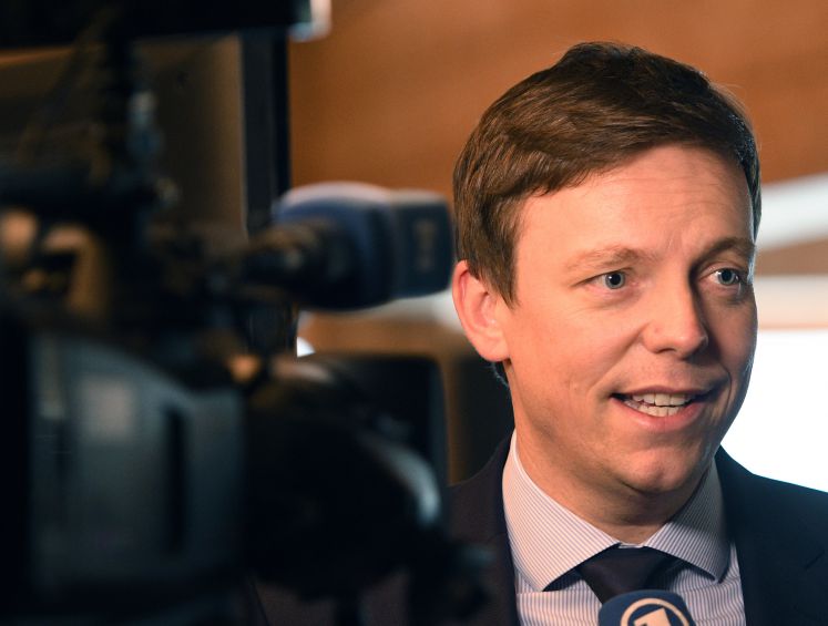 Tobias Hans (l, CDU) Ministerpräsident des Saarlands, beantwortet bei der Pressekonferenz beim Gipfeltreffen der Regierungschefs der Großregion im Focus einer Fernsehkamera die Journalistenfragen. 