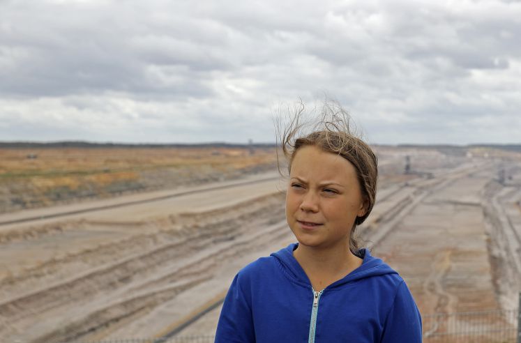 10.08.2019, Nordrhein-Westfalen, Elsdorf: Greta Thunberg, Klimaschutzaktivistin, steht am Braunkohletagebau Hambach. Die Schwedin hat den Braunkohletagebau und den Hambacher Forst besucht.