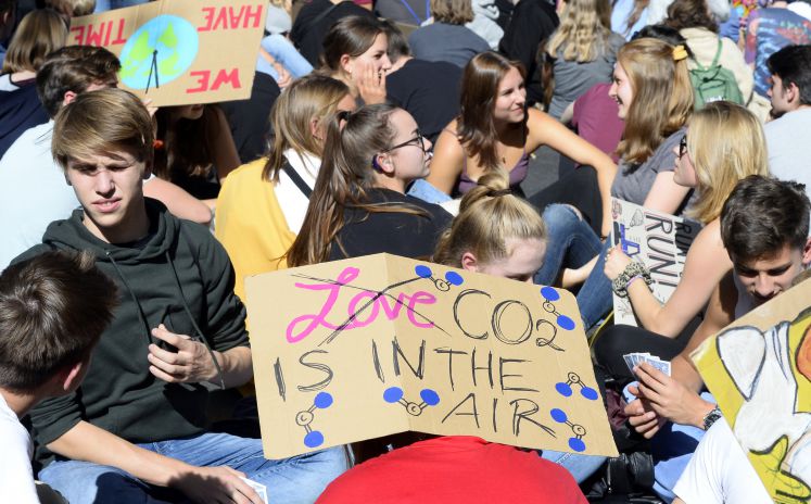 20.09.2019, Nordrhein-Westfalen, Köln: Jugendliche demonstrieren am Rhein bei der Friday for future Demonstration für einen besseren Klimaschutz. Die Demonstranten folgen dem Aufruf der Bewegung Fridays for Future und wollen für mehr Klimaschutz kämpfen. Sie wollen damit die Streik- und Protestaufrufe in der ganzen Welt unterstützen.