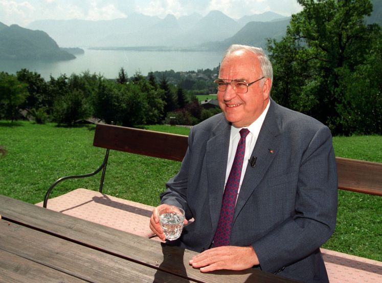 Mit einem Glas Wasser in der Hand genießt Bundeskanzler Helmut Kohl am 9.8.1996 in St. Gilgen/Österreich die Aussicht am Wolfgangsee.