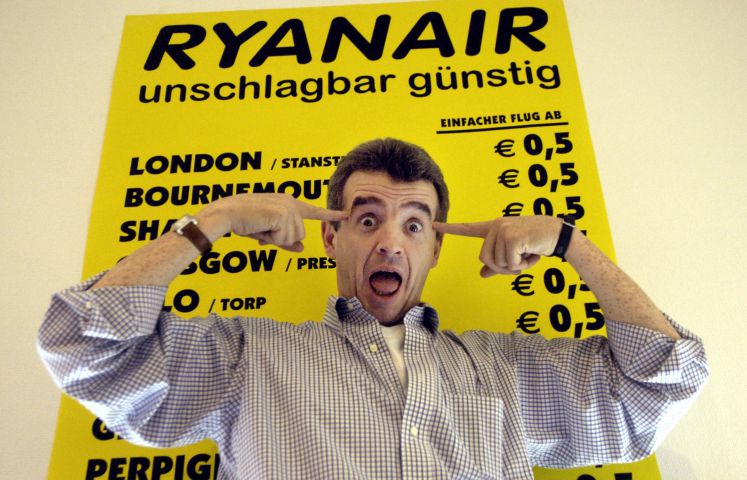 Ryanair-Vorstandschef Michael O'Leary macht am 4.12.2002 auf einer Pressekonferenz am Frankfurter Flughafen vor einem Werbeplakat des Billiganbieters auf sich aufmerksam.... Ryanair bietet 100000 Tickets für jeweils 50 Cent an. Die Preise beinhalten nach Angaben der irischen Billigfluggesellschaft in Frankfurt Steuern und Gebühren und gelten für Flüge zwischen 19. Dezember und 24. Februar 2003.