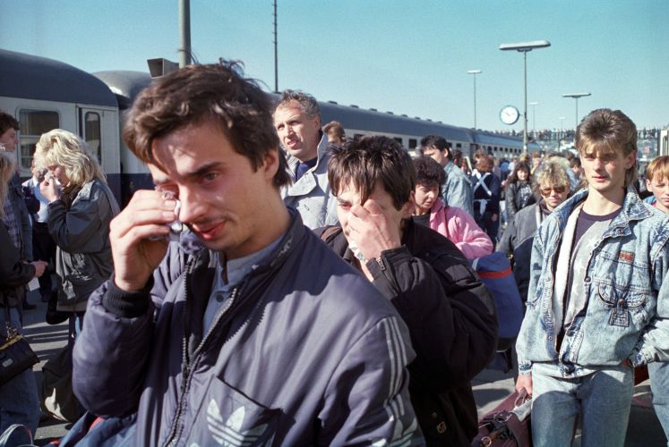 Ankunft der Flüchtlinge aus der Prager Botschaft am 05.10.1989 im Bahnhof Hof (Bayern).