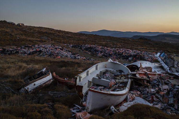 Zahlreiche Rettungswesten, die von Migranten und Flüchtlingen zurückgelassen wurden, liegen neben einigen zerbrochenen Booten auf einer Müllhalde in der Nähe der Stadt Mithymna auf der Insel Lesbos.