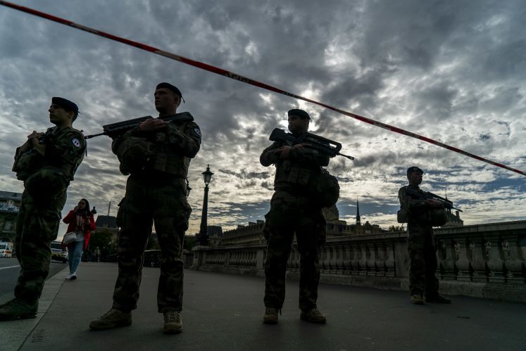 Sicherheitskräfte versperren eine Straße nahe der Pariser Polizeipräfektur nach einer Messerattacke.