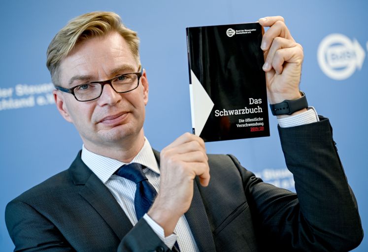 schwarzbuch-bund-der-steuerzahler-verschwendung-meseberg-bundesregierung-bundesrechnungshof