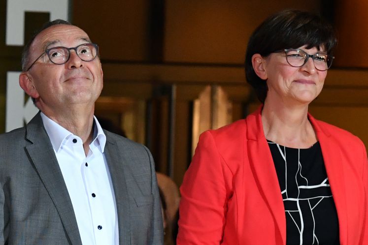 26.10.2019, Berlin: Das Kandidatenpaar Norbert Walter-Borjans und Saskia Esken freut sich über den Einzug in die Stichwahl nach der Bekanntgabe des Ergebnisses des Mitgliedervotums zum Parteivorsitz der SPD im Willy-Brandt-Haus. 