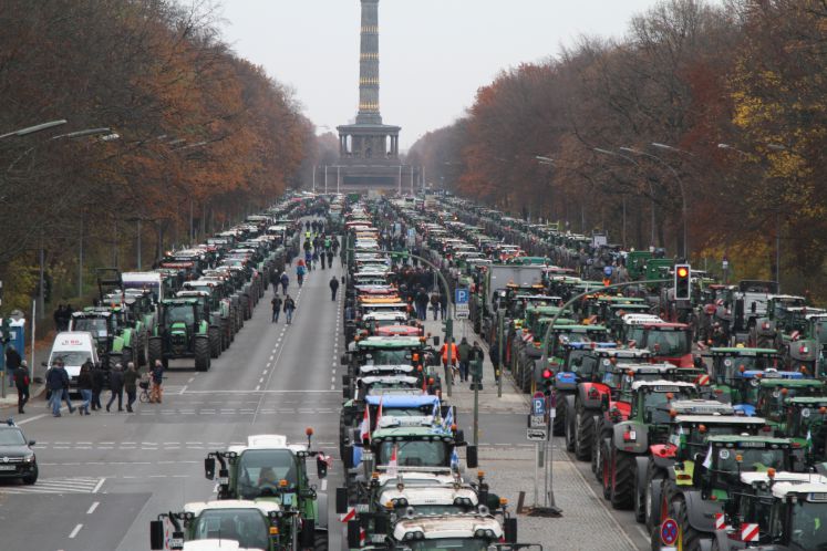 Mit ihren Traktoren legten die Bauern den Verkehr im Tiergarten lahm / Marguier 