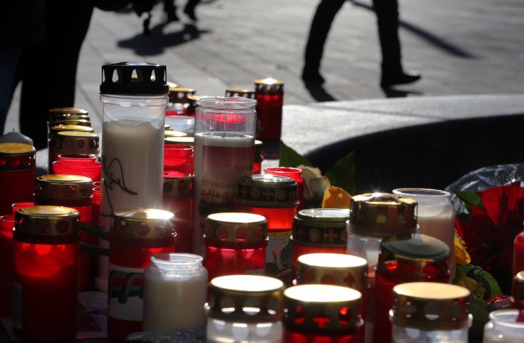 09.12.2019, Bayern, Augsburg: Grablichter stehen an einem Rondell am Königsplatz. Ein Mann war am Abend des 06.12.2019 hier bei einer Auseinandersetzung mit einer Gruppe von Jugendlichen so schwer verletzt worden, dass er noch vor Ort starb.