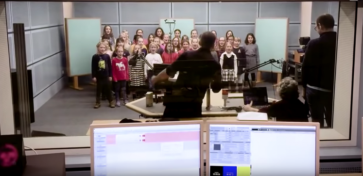 Der Kinderchor des WDR nimmt einen Satire-Song auf, der Omas als „alte Umweltsäue“ verunglimpft