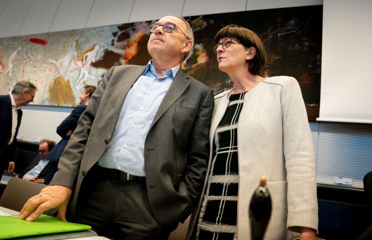 10.12.2019, Berlin: Norbert Walter-Borjans, Bundesvorsitzender der SPD, und Saskia Esken, Bundesvorsitzende der SPD, nehmen an der Sitzung der SPD-Bundestagsfraktion