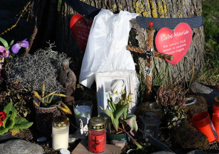 Kerzen und Blumen an dem Ort, an dem Maria L. in Freiburg ermordet wurde