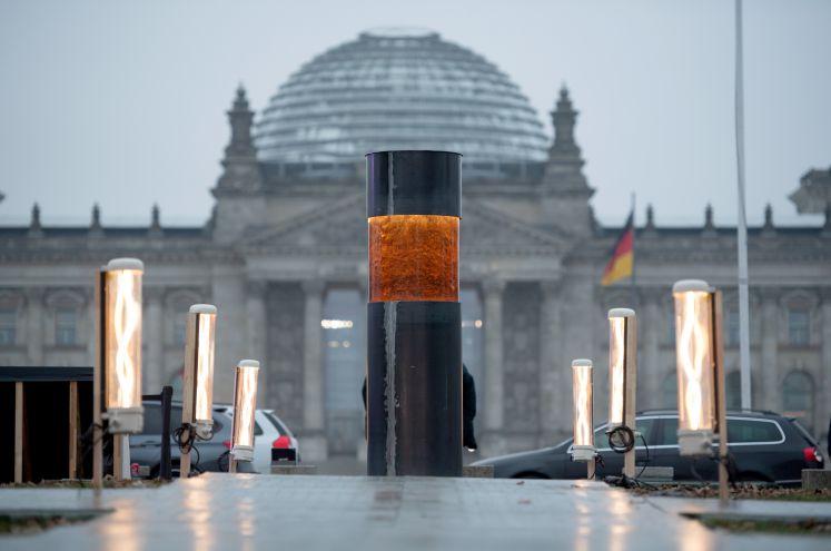 Eine Säule, in die Asche von Auschwitzopfern eingegossen worden sein soll, steht vor dem Reichstag. Das Objekt ist Teil eines Kunstwerkes der Künstlergruppe Zentrum für Politische Schönheit.