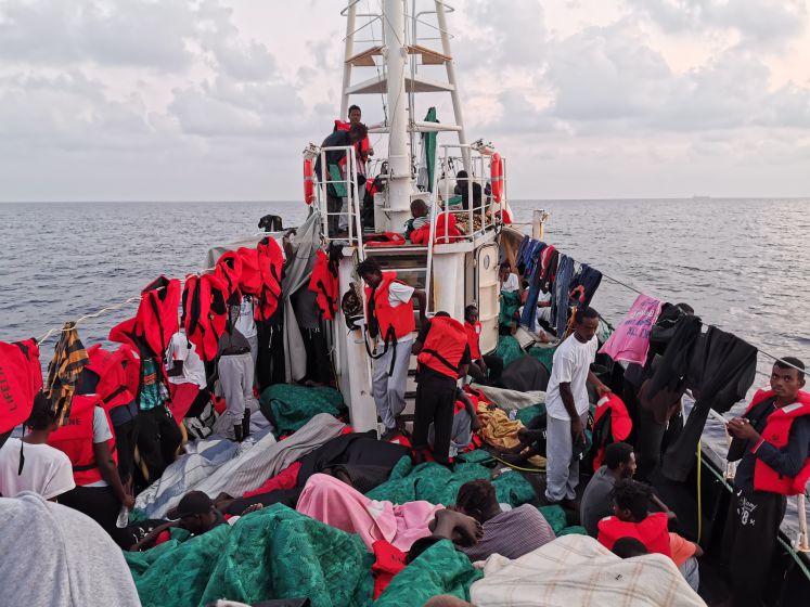 Rund 100 Migranten stehen und liegen in den frühen Morgenstunden eng gedrängt an Deck des Rettungsschiff «Eleonore»