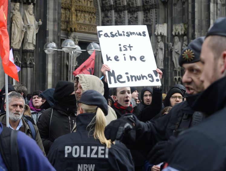 04.01.2020, Nordrhein-Westfalen, Köln: Demonstranten von «Köln gegen rechts» protestieren gegen eine Kundgebung der Partei «Alternative für Deutschland» (AfD) gegen Rundfunkgebühren und den WDR. Auslöser für die AfD-Kundgebung ist das satirische «Umweltsau»-Video, das im WDR an Weihnachten ausgestrahlt wurde, und zu einem Shitstorm in den sozialen Medien und in der Folge zu Morddrohungen gegen WDR-Mitarbeiter geführt hatte.