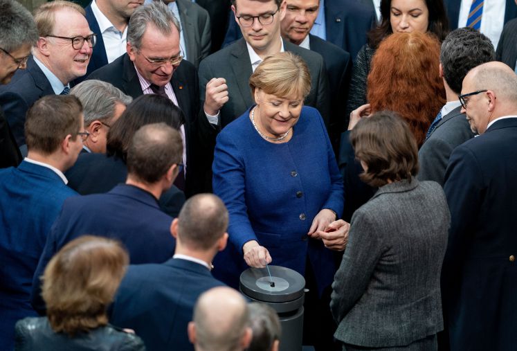 16.01.2020, Berlin: Bundeskanzlerin Angela Merkel (CDU, M) gibt bei der Sitzung des Bundestages ihre Stimmkarte bei der namentlichen Abstimmung über neue Organspende-Regeln ab. 