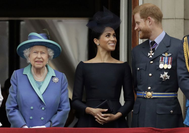 Queen Elizabeth, ihr Enkel Harry und dessen Frau Meghan auf dem Balkon des Buckingham Palace im Januar 2018