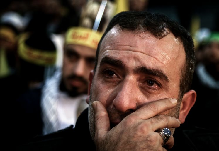 05.01.2020, Libanon, Beirut: Ein Mann weint während einer Kundgebung vom Hisbollah Generalsekretärs Nasrallah, die im Fernsehen übertragen wird, zu Ehren des iranischen Generals Soleimani. Soleimani ist bei einem US-Raketenangriff nahe dem Flughafen der irakischen Hauptstadt Bagdad getötet worden