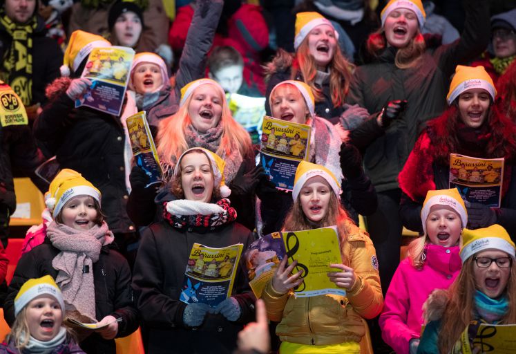 16.12.2018, Nordrhein-Westfalen, Dortmund: Der WDR Kinderchor der Chorakademie Dortmund singt beim nach Veranstalterangaben größten Weihnachtssingen Deutschlands im Signal Iduna Park. Es wurden 50.000 Sänger im Stadion des BVB erwartet.
