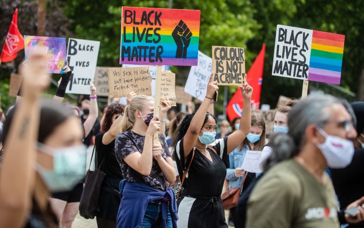 black-lives-matter-schwarze-maskottchen-linker-bewegungen-feministen-george-floyd-rassismus-social-justice-warrior-privilegien