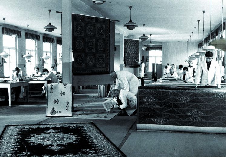 Blick in das alte Halbmond-Atelier mit Perserteppichen
