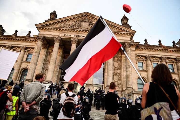 schwarz-weiss-rot-reichstag-reichsbuerger-deutschlandflagge-extremismus-weimarer-republik