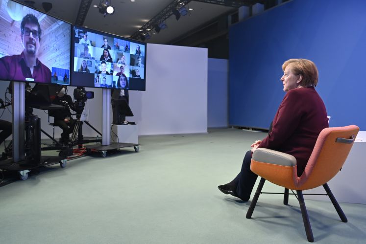Angela Merkel führt vom Kanzleramt aus einen virtuellen Bürgerdialog / dpa