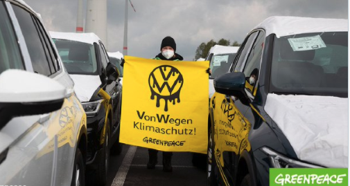greenpeace-klimaschutz-vw-volkswagen-schluessel-zugspitze-gletscher-emden-verbrenner