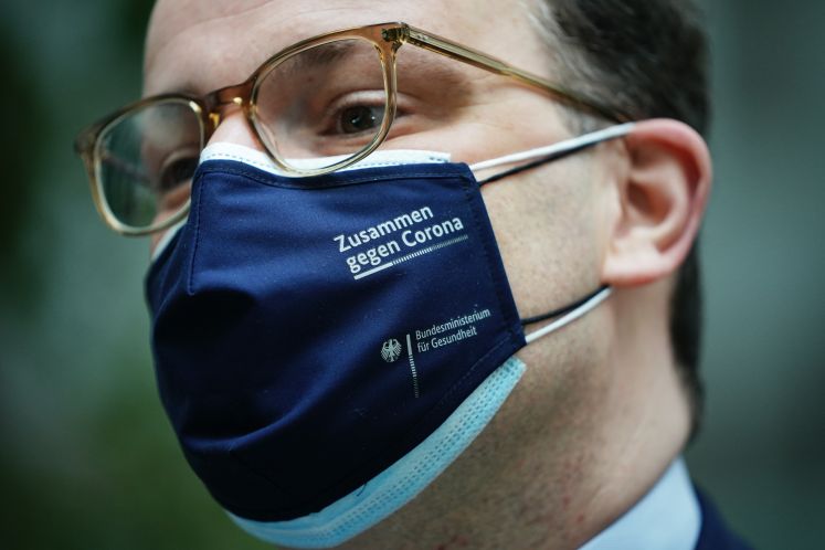 Jens Spahn (CDU), Bundesminister für Gesundheit, wartet vor seiner Pressekonferenz zum Impfstart in Hausarztpraxen mit einer Maske mit der Aufschrift „Zusammen gegen Corona“.