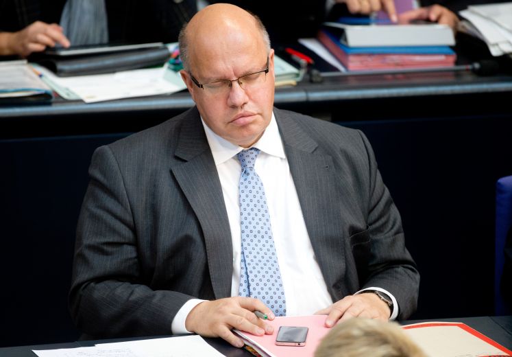 Mit geschlossenen Augen nimmt am Dienstag (11.09.2012) Bundesumweltminister Peter Altmaier (CDU) an der Sitzung im Bundestag in Berlin teil. 