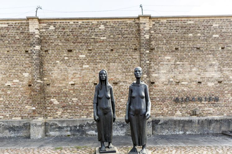 Zwei Frauen-Skulpturen gegen das Vergessen bei der KZ-Gedenkstätte Ravensbrück