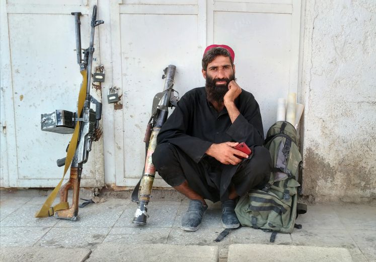 Ein Kämpfer der Taliban mit Waffen