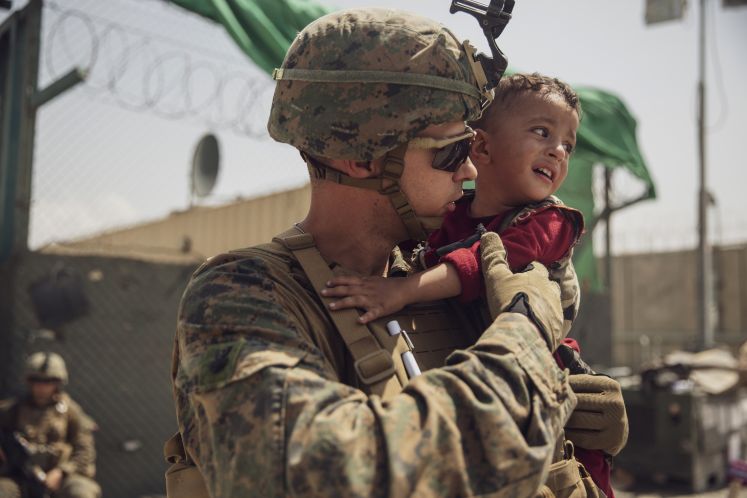 US-Marine mit afghanischem Kind