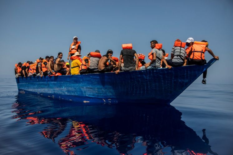 Mutmaßlich aus Tunesien stammende Migranten auf Holzboot vor Lampedusa